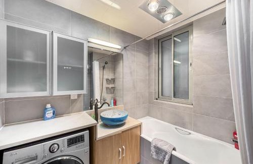 Changning Apartment | Tyms Shanghai Tianshan 2-bedroom with cooking Xintiandi Riverside Garden Entire rental Bingu Plaza The Bund People's Square Line 2 Loushanguan Subway Station