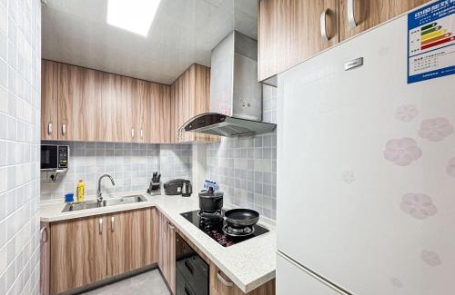 Changning Apartment | Tyms Shanghai Tianshan 2-bedroom with cooking Xintiandi Riverside Garden Entire rental Bingu Plaza The Bund People's Square Line 2 Loushanguan Subway Station