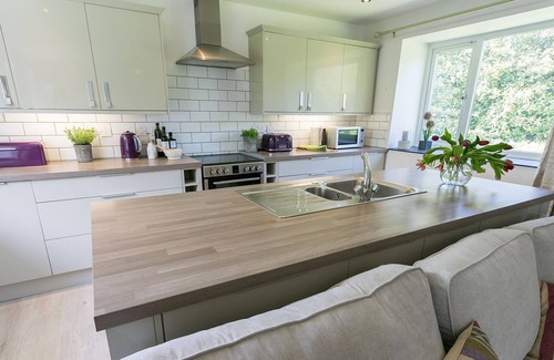Bodorgan Cottage | Cozy Tyn Llidiart: Perfect for Families and Pet Lovers