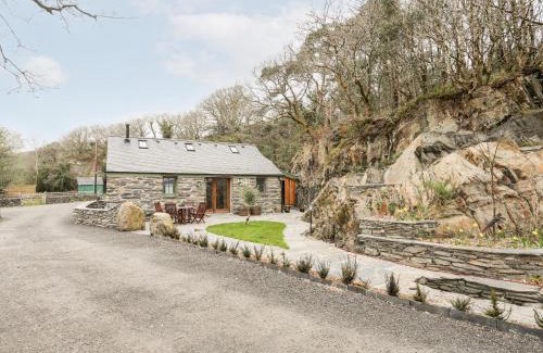 Penrhyndeudraeth House | Pet-Friendly Tyn Llwyn Cornel Eco Barn - Rated 9.2/10