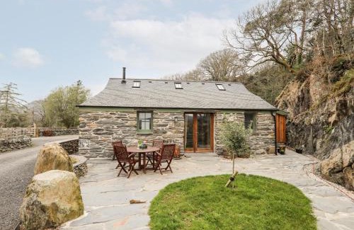 Penrhyndeudraeth House | Pet-Friendly Tyn Llwyn Cornel Eco Barn - Rated 9.2/10