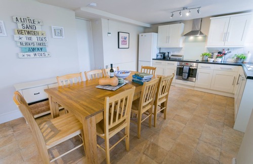 Moelfre Apartment | Oceanfront Tyn Lon: Spacious Retreat with Stunning Views