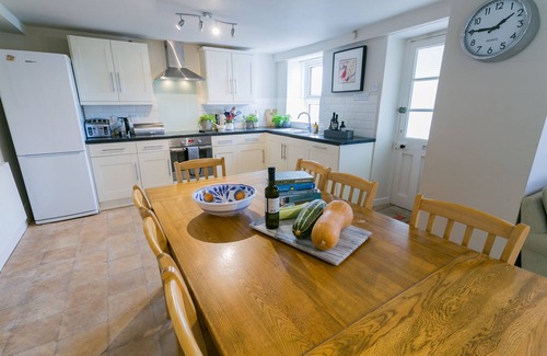 Moelfre Apartment | Oceanfront Tyn Lon: Spacious Retreat with Stunning Views