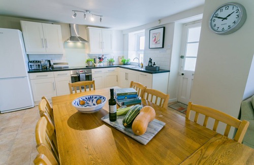 Moelfre Apartment | Oceanfront Tyn Lon: Spacious Retreat with Stunning Views