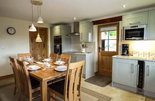 Ruthin Cottage | Relax at Tyn Y Celyn Uchaf with Spa and Hot Tub Amenities