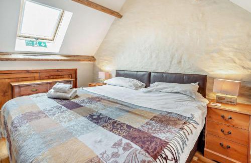 Port Talbot House | Explore Tyncellar Farm Holiday Cottages - 4-Star Stay!