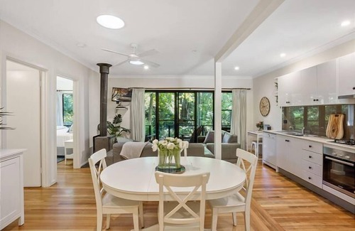 Bright Apartment | Delightful Pet-Friendly Retreat by the River, Rated 9.6/10