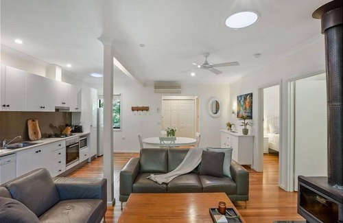 Bright Apartment | Delightful Pet-Friendly Retreat by the River, Rated 9.6/10