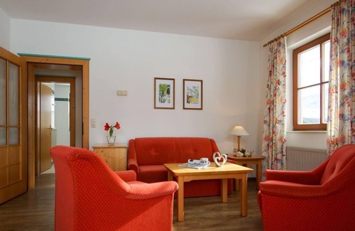 Finkenstein am Faaker See Bed & Breakfast | Pet-Friendly Sportpension Aichholzer with Spa & Pool