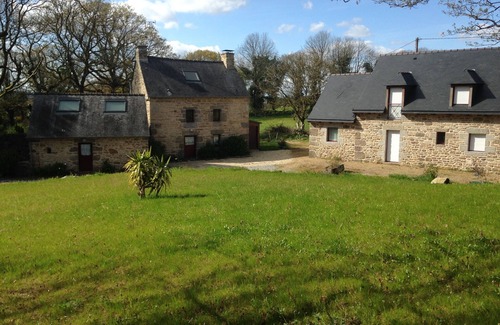 Saint-Gilles-Pligeaux House | Cozy Breton House with Lake View & Breakfast Included