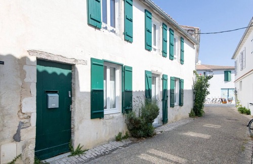 La Couarde-sur-Mer House | Discover Your Ideal Oceanfront Retreat with Pool Access