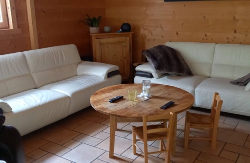 Thones Ski Chalet | Cozy Chalet Retreat with Lake Views in the Mountains