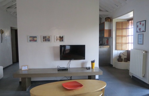 La Vera House | Charming Rural Retreat: Child-Friendly with Kitchen Access