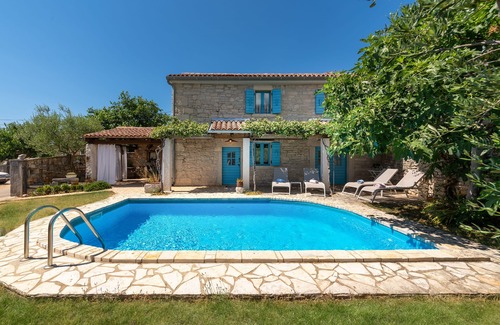 Vosteni House | Inviting Ferienhaus with Pool, Sauna & Pet-Friendly Stay