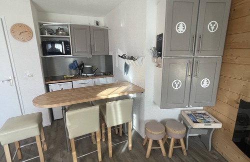 Eclose-Ouest Apartment | Cozy Mountain Apartment: Ideal for Skiers, Rated 10/10