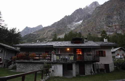 Courmayeur Ski Chalet | Inviting Mountain Hut: Pet-Friendly Retreat with Breakfast