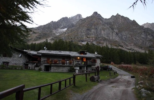 Courmayeur Ski Chalet | Inviting Mountain Hut: Pet-Friendly Retreat with Breakfast