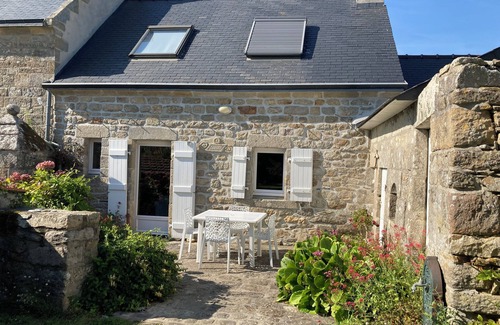 Primelin House | Typical Pointe du Raz house, large quiet garden, close to the sea and the GR 34.