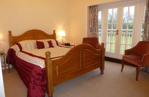 New Forest District Hotel | Inviting Tyrrells Ford Hotel: Wheelchair Accessible & Breakfast