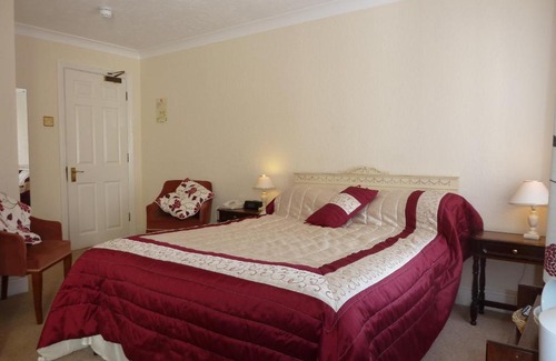 New Forest District Hotel | Inviting Tyrrells Ford Hotel: Wheelchair Accessible & Breakfast
