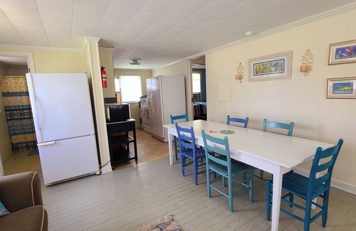 Elizabethtown Cottage | Tyson's Bungalow, the Spacious 5-bedroom cottage in White Lake