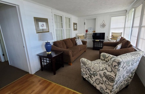 Elizabethtown Cottage | Tyson's Bungalow, the Spacious 5-bedroom cottage in White Lake