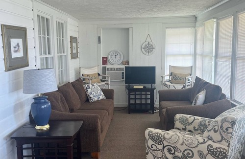 Elizabethtown Cottage | Tyson's Bungalow, the Spacious 5-bedroom cottage in White Lake