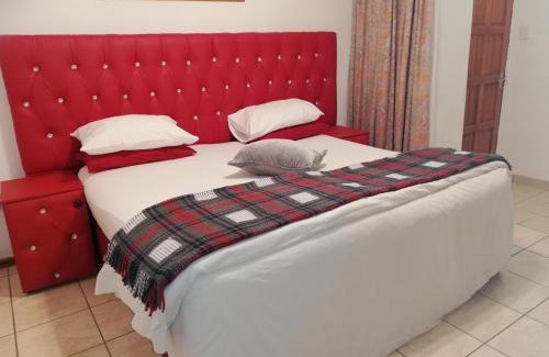 Tzaneen House | Explore Tzaneen Guest House with Pool and Family Dining
