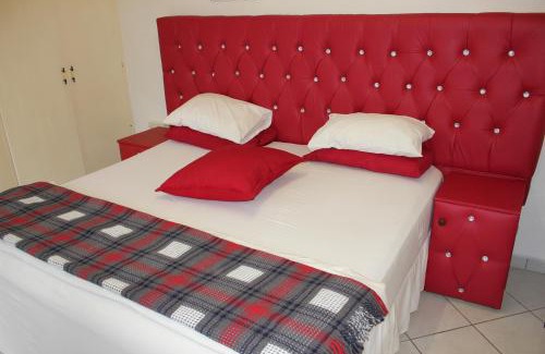 Tzaneen House | Explore Tzaneen Guest House with Pool and Family Dining