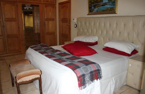Tzaneen House | Explore Tzaneen Guest House with Pool and Family Dining