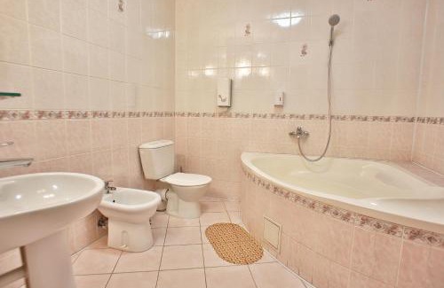 Uzhhorod Hotel | U Anity: Guest Rated 9/10 with Hot Tub & Breakfast Options