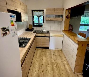 Uherce Mineralne Cabin | Discover u bażanta: Oceanfront Retreat with Pool Access