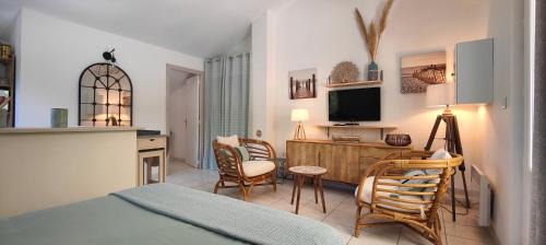 Ortiporio Apartment | Oceanfront U Caseddu Studio with Pool and Family-Friendly Vibe