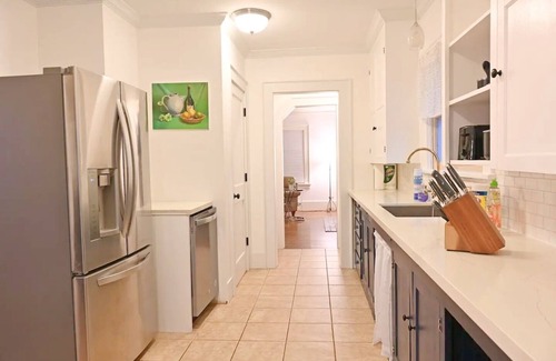 University District House | Cozy U-District Retreat Near UW with Spa & Breakfast