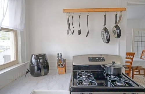 University District House | Cozy U-District Retreat Near UW with Spa & Breakfast