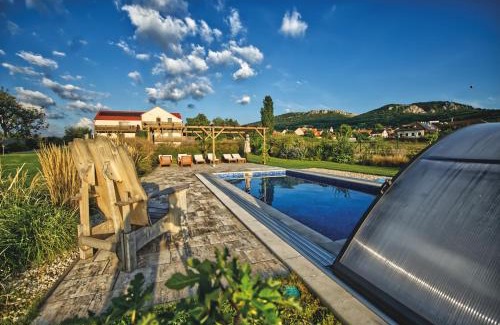 Horni Vestonice House | Top-Rated Comfort at U Jeřába - Complex C with Pool & Breakfast