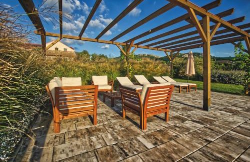 Horni Vestonice House | Top-Rated Comfort at U Jeřába - Complex C with Pool & Breakfast