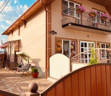 Solochyn House | Family-Friendly U Maksa: Guest Rated 10/10 with Kitchen