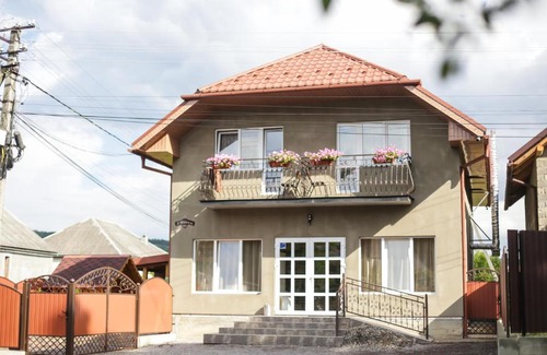 Solochyn House | Family-Friendly U Maksa: Guest Rated 10/10 with Kitchen