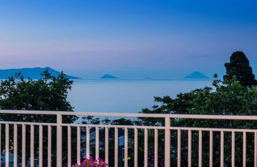 Patti Apartment | Oceanfront Bliss at U Preiu - Casa Petra, Rated 10/10