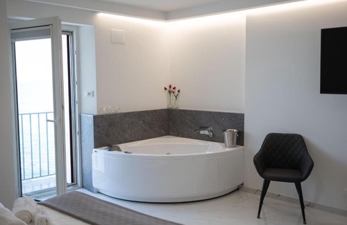 Old Town House | Exquisite U Scrusciu d’u Mari Suite with Hot Tub & Kids’ Fun