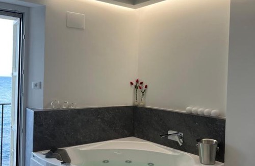 Old Town House | Exquisite U Scrusciu d’u Mari Suite with Hot Tub & Kids’ Fun