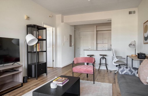 Cardozo Apartment | Stylish U Street 1BR with Rooftop & Gym Near Metro