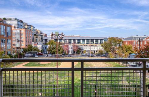 Cardozo Apartment | Stylish U Street 1BR with Rooftop & Gym Near Metro