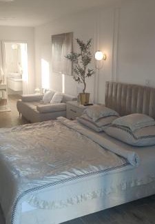 Loukov Apartment | Oceanfront Escape at U zlatého křížku with Pool Access
