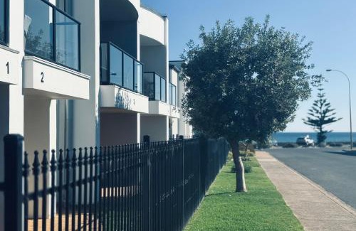 Moana Apartment | Pet Friendly 2 Bdrm Apartment with Spa at Moana Beach Esplanade