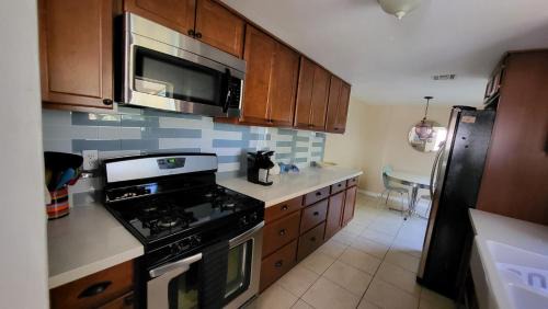 Garfield Apartment | Pet-Friendly 2BR Walkup APT in Downtown Phoenix
