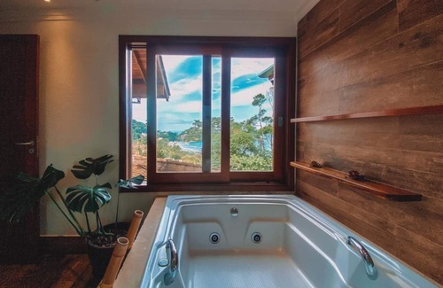 Tenorio House | Ubatuba Tenório Beach: Family Retreat with Ocean View Pool
