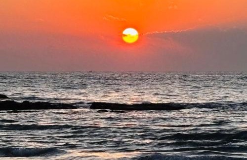 Trincomalee House | Cozy Ubay Guest House with Private Beach and Ocean Views