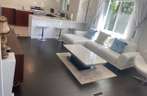Shaughnessy Apartment | UBC, Guaranty Convenient Location! Top Floor Suite, Beautiful Surrounded